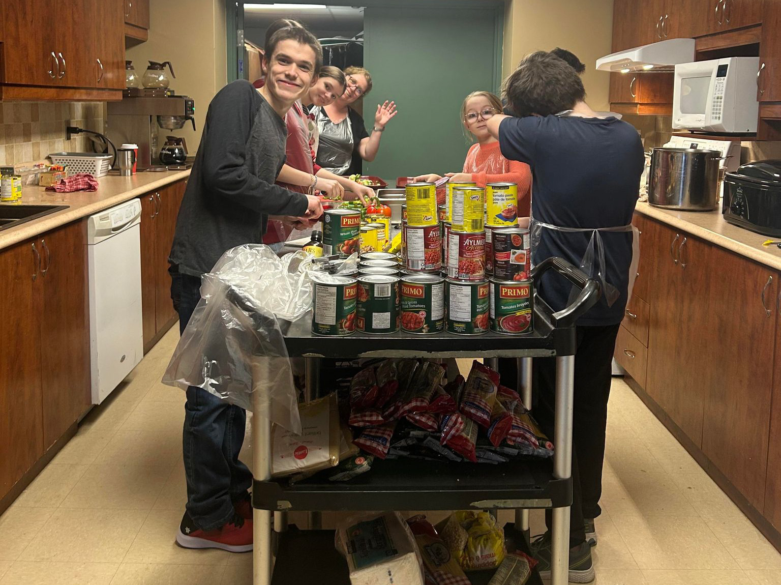 photo des jeunes cuisinant la spaghetti avant l'arrivée des invités