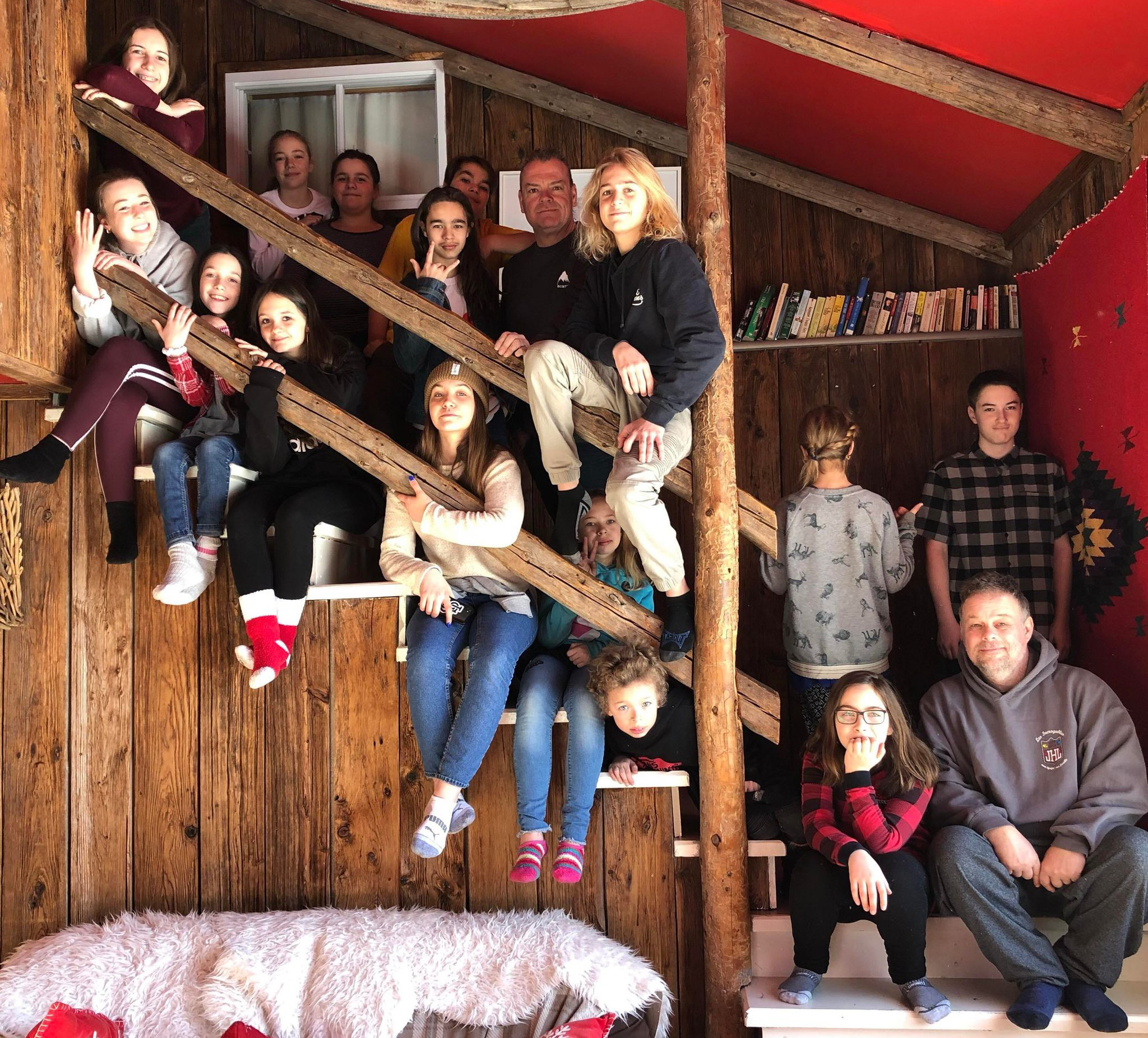 photo du groupe dans les escaliers d'un chalet