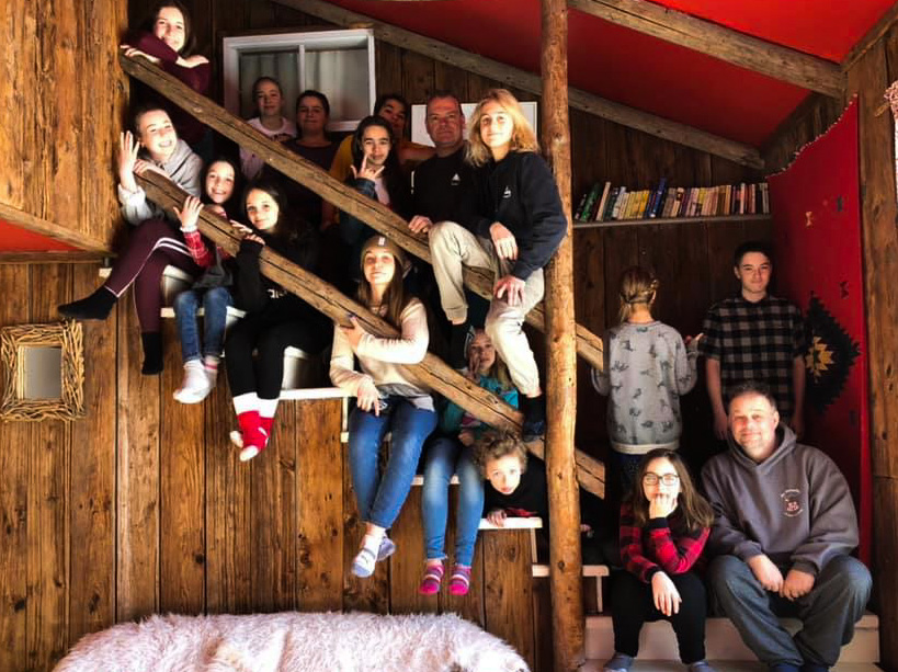 Photo de groupe dans les escaliers d'un chalet