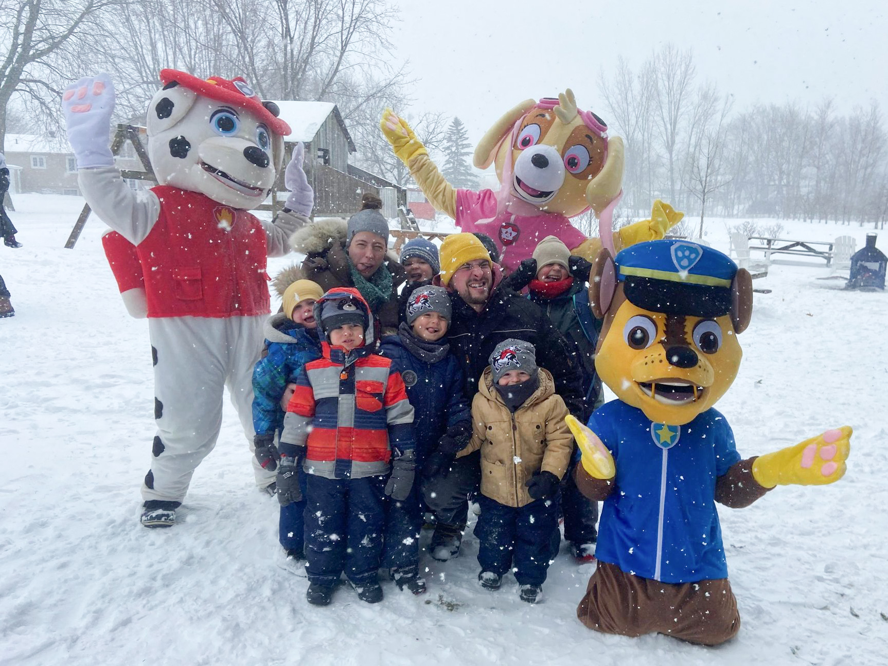 Image des mascottes au verger Kessler lors de l'évènement sous la neige