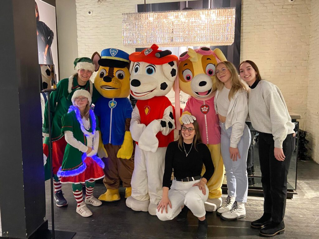 Image des mascottes prise aux Galeries de Granby dans le temps des fêtes