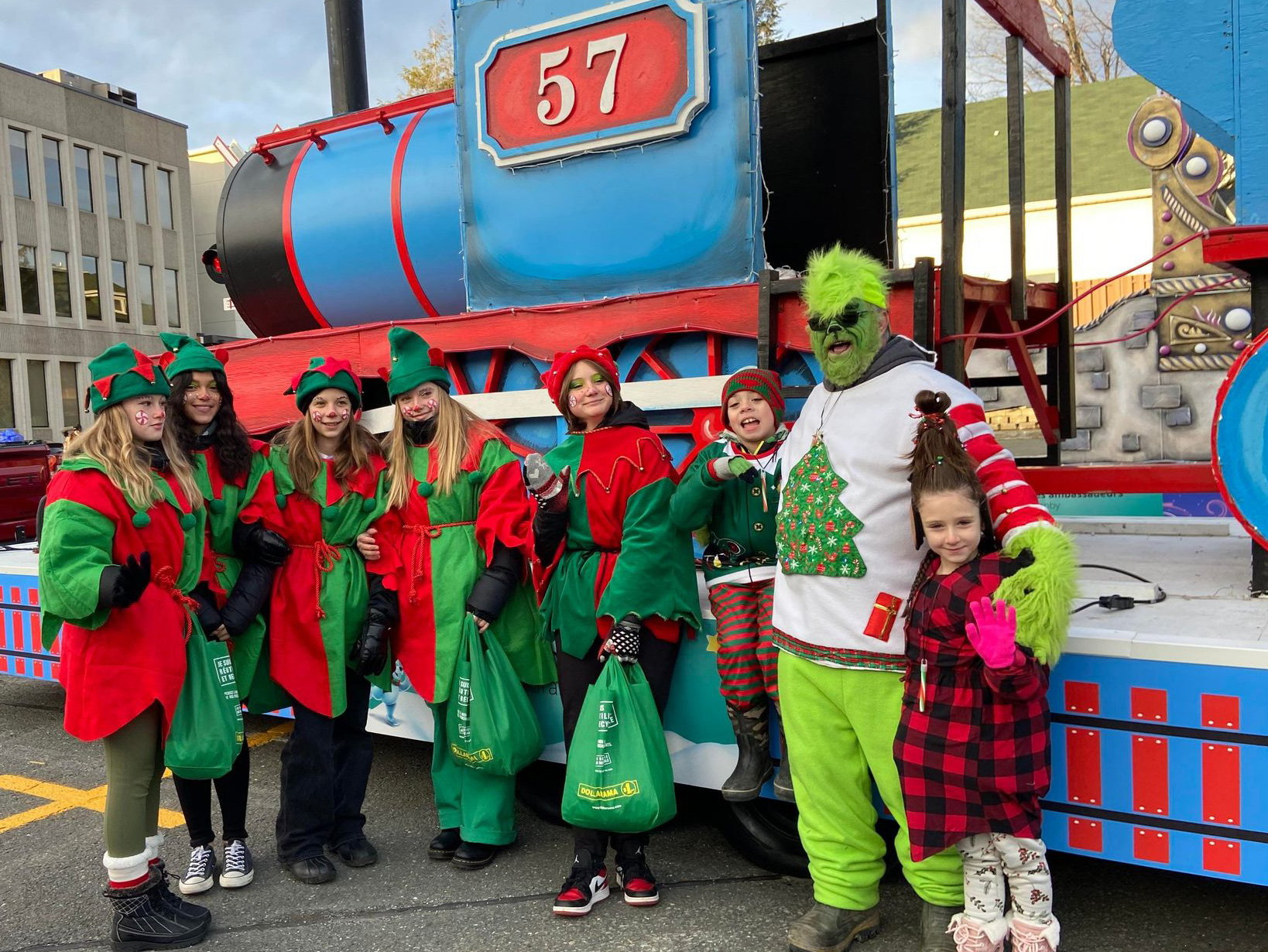 Photo de groupe déguisé en lutins à la parade du père Noel de Granby