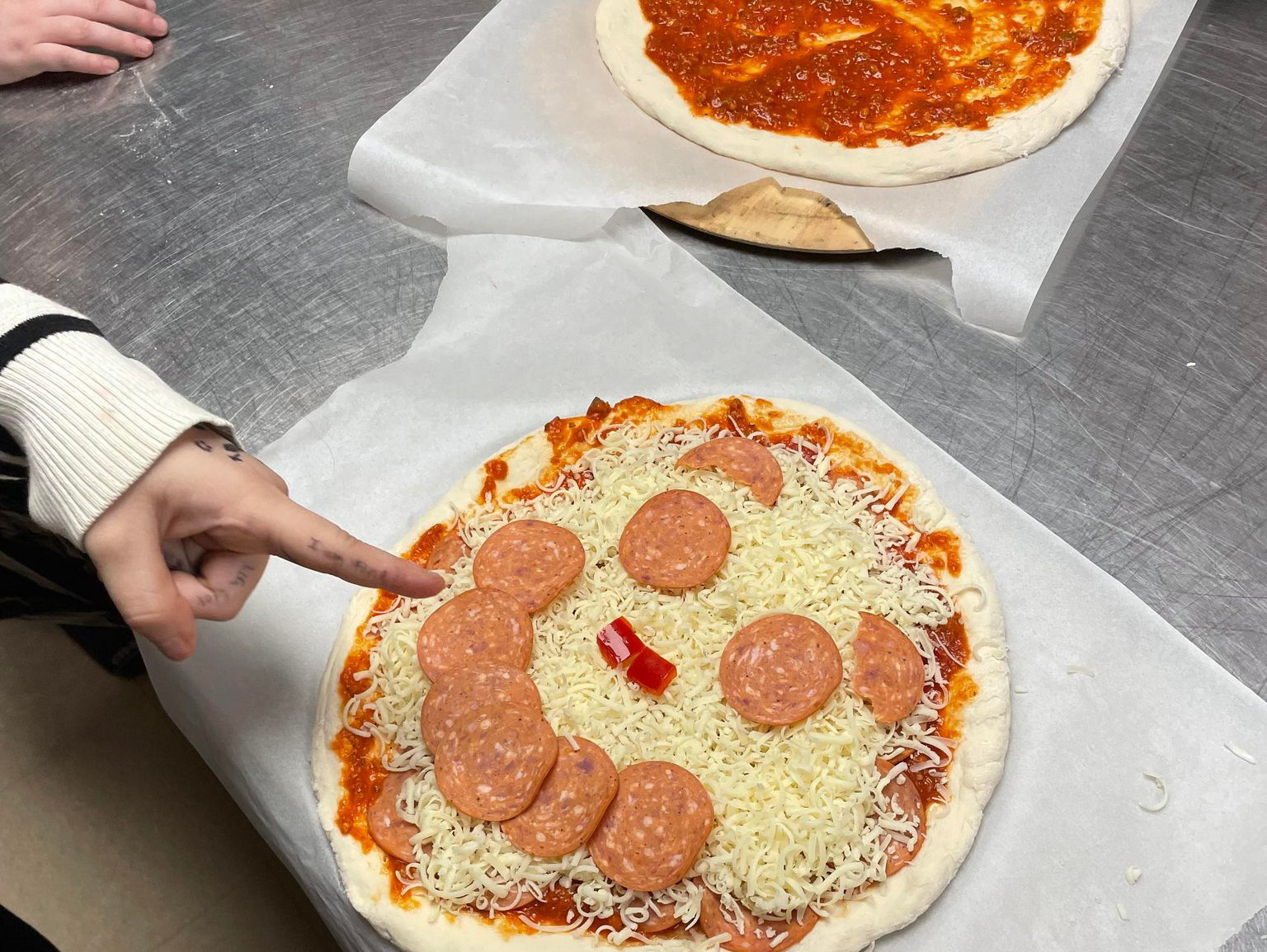 Image d'une pizza affichant un sourire en pepperoni