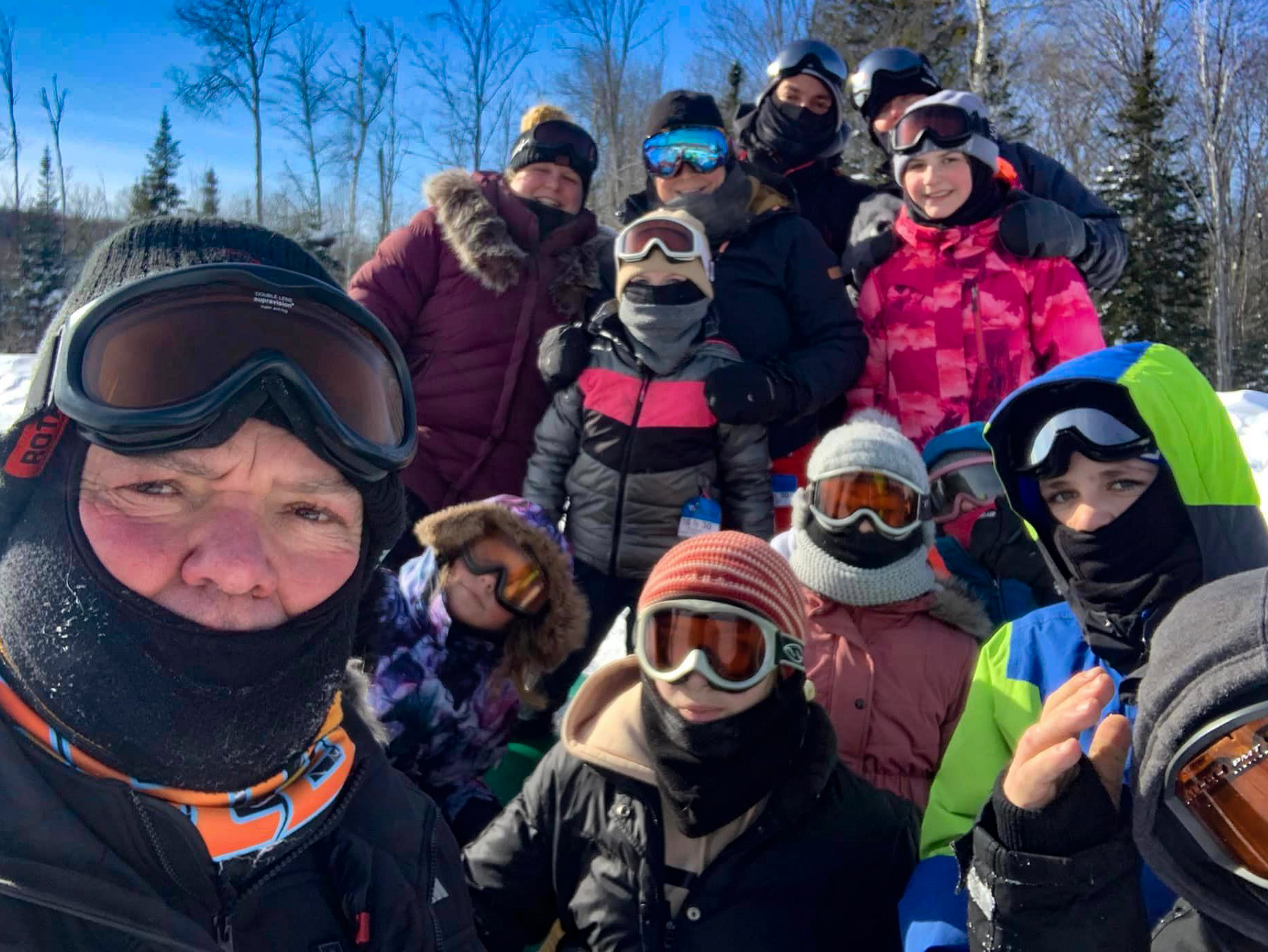 Photo de groupe en habit de neige aux glissades de Saint-Jean-de-Matha
